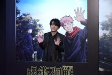 フォトスポットで撮影する榎木淳弥。