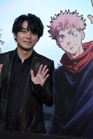 フォトスポットで撮影する榎木淳弥。