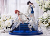 左から「中原中也 1/7スケールフィギュア」、「太宰治 1/7スケールフィギュア」。