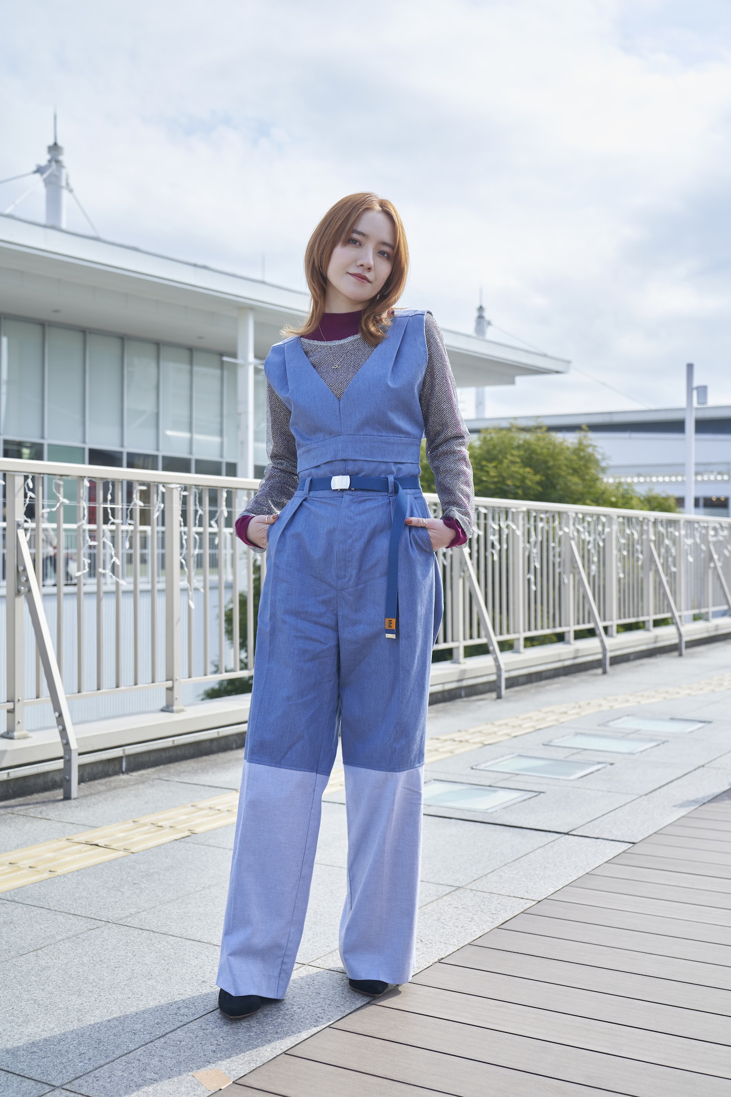 小島藤子扮する奈緒。