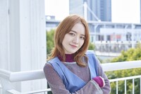 小島藤子扮する奈緒。