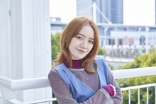 小島藤子扮する奈緒。