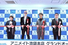 左からアニメイト池袋本店店長・上村智佳子氏、ROLAND、関智一、アニメイト代表取締役・藤樹潤氏。