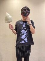 綿菓子を暴食する逢坂亮太。