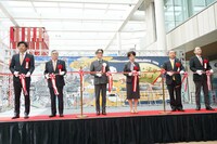 テープカットの様子。