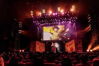 TRUEによるライブの様子。