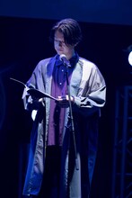 ショートエピソード「ヴィダール前夜」の朗読に参加する松風雅也。