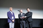 「犬王」総作画監督の中野悟史（中央）、亀田祥倫（右）。