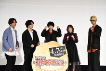 「グーパンチポーズをお願いします」というカメラマンのリクエストに、ダブルパンチで応じる小林千晃（中央）。