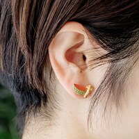 「ドラえもん未来デパート限定 パルナートポック ピアス シャクシャクメロン」の着用イメージ。