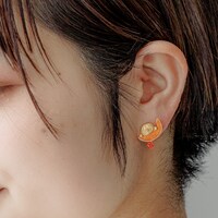 「ドラえもん未来デパート限定 パルナートポック ピアス シャクシャクメロン」の着用イメージ。