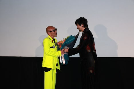 竹中直人監督（左）にサプライズの花束を贈る斎藤工（右）。