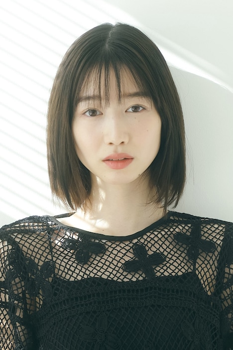 白田舞役の岡本夏美。