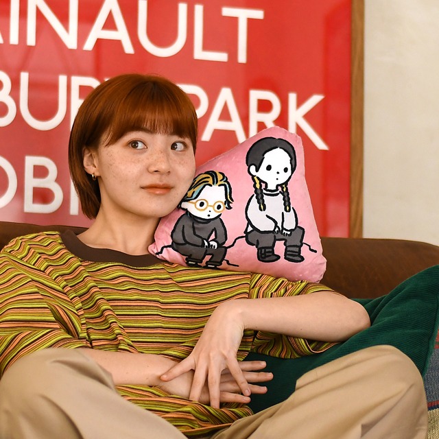 「ダイカットクッション（灰谷兄弟）」