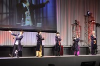 TVアニメ「マッシュル-MASHLE-」のスペシャルステージの様子。左から石川界人、川島零士、小林千晃、上田麗奈、江口拓也。