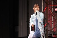 神谷薫役の高橋李依。