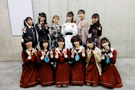 「ラブライブ！」シリーズ合同ステージイベントの登壇者たち。前列左から菅叶和、月音こな、楡井希実、花宮初奈、野中ここな、佐々木琴子。後列左から矢野妃菜喜、大西亜玖璃、斉藤朱夏、小林愛香、小宮有紗、逢田梨香子。