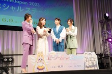 劇場版「美少女戦士セーラームーンCosmos」のステージイベントの様子。オフィシャル写真撮影のためキャスト陣はセーラームーンの決めポーズを決めよう