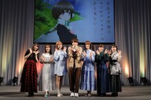 「青春ブタ野郎はおでかけシスターの夢を見ない」ステージの様子。左から雨宮天、内田真礼、久保ユリカ、石川界人、瀬戸麻沙美、種崎敦美、東山奈央。