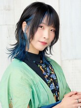 アシエス・アーラ役の朝日奈丸佳。