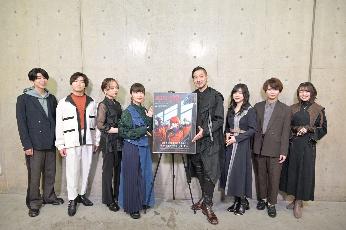 TVアニメ「魔法使いの嫁 SEASON2」のステージイベントより。左から西山宏太朗、山下誠一郎、河瀬茉希、種崎敦美、竹内良太、上田麗奈、小林大紀、津田美波。