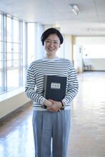 しゅはまはるみ扮する三角。 (c)テレビ東京