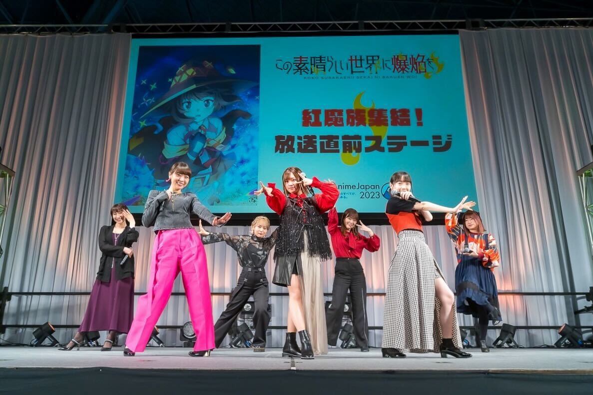 TVアニメ「この素晴らしい世界に爆焔を！」ステージイベントの登壇者。前列左から豊崎愛生、高橋李依、長縄まりあ。後列左から名塚佳織、富田美憂、鈴代紗弓、石上静香。