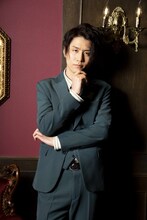 阿座上洋平の撮り下ろしビジュアル。(c)天野明／集英社・鴨乃橋ロンの禁断推理製作委員会