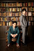 阿座上洋平と榎木淳弥の撮り下ろしビジュアル。(c)天野明/集英社・鴨乃橋ロンの禁断推理製作委員会