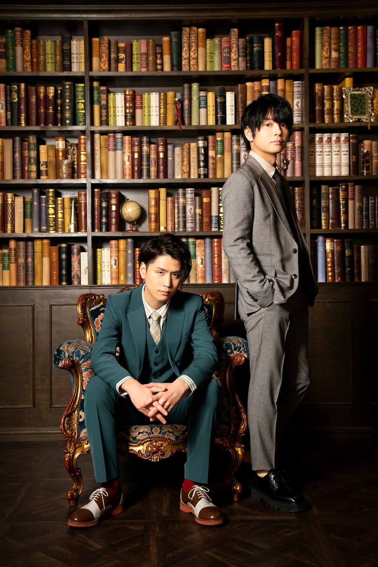阿座上洋平と榎木淳弥の撮り下ろしビジュアル。(c)天野明／集英社・鴨乃橋ロンの禁断推理製作委員会