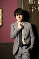 榎木淳弥の撮り下ろしビジュアル。(c)天野明／集英社・鴨乃橋ロンの禁断推理製作委員会