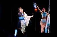 早見沙織（左）