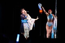 早見沙織（左）