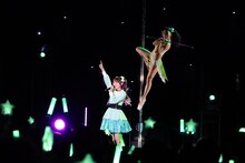 「ポールプリンセス!! Special Event ～Wish Upon a Polestar～」より、小倉唯（左）。