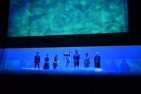 海をイメージした演出で登場したキャスト陣。