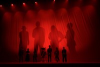 シルエットで最初に現れた黒ずくめの組織のキャストたち。