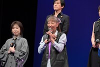 高山みなみ（中央）