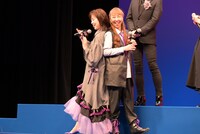 ポイントに紫を使った衣装で揃えてきた高山みなみと林原めぐみ。