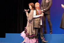 ポイントに紫を使った衣装で揃えてきた高山みなみと林原めぐみ。