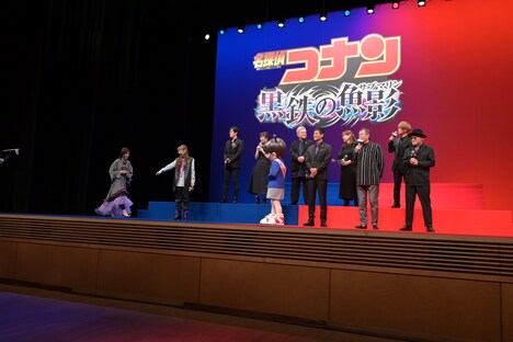 池田秀一の言葉に照れて、舞台袖に逃げる林原めぐみ。