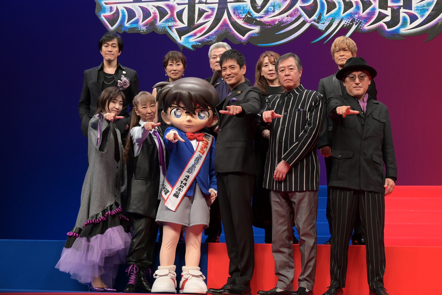 劇場版「名探偵コナン 黒鉄の魚影（サブマリン）」の完成披露試写会より。前列左から林原めぐみ、高山みなみ、江戸川コナン、沢村一樹、堀之紀、立木文彦。後列左から小山力也、山崎和佳奈、池田秀一、小山茉美、古谷徹。