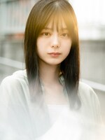 紺野彩夏扮するトモ。