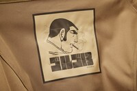 座ると背面にくるデューク東郷のイラスト。