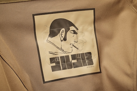 座ると背面にくるデューク東郷のイラスト。