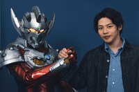 青柳尊哉とTARO SUITとの2ショット写真。（撮影：佐藤類）