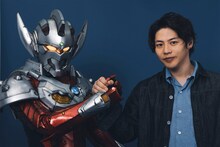 青柳尊哉とTARO SUITとの2ショット写真。（撮影：佐藤類）