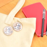 本秀康の描き下ろしイラストを使用した缶バッジ。