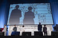 「卒業記念ボード」に書き込む登壇者たち。