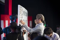 「卒業記念ボード」に書き込む登壇者たち。