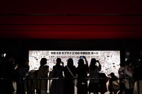 会場のロビーに展示された「卒業記念ボード」。